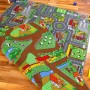 Bunter Pergamon Straßenteppich 100x165cm mit beidseitigen Straßen- und Bauernhofmotiven.