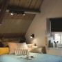 Schwarzer Philips Hue LED-Spot Runner, 1-flammig, White Ambiance, im Schlafzimmer unter Dachschräge.