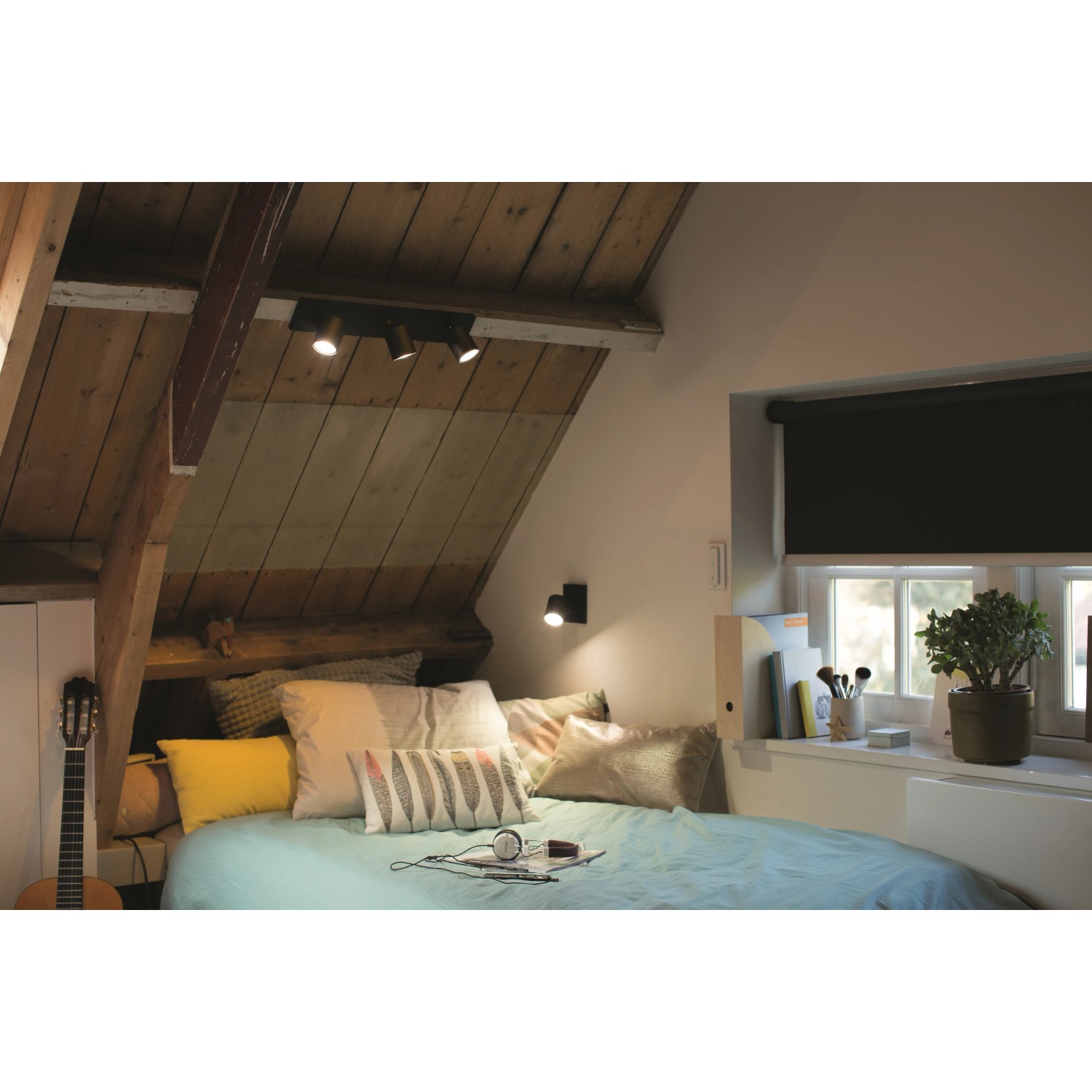 Schwarzer Philips Hue LED-Spot Runner, 1-flammig, White Ambiance, im Schlafzimmer unter Dachschräge.