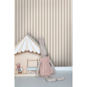 Beige Vliestapete mit vertikalem Streifenmuster. Dekorative Wandtapete im Kinderzimmer mit Spielzeug. Sanders & Sanders.