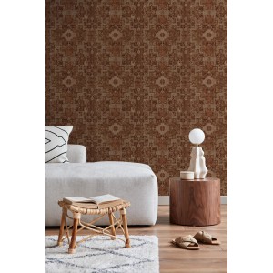 ESTAhome Vliestapete mit orientalischem Kelim-Patchwork in Orangebraun im Wohnzimmer. Dekorative Wandgestaltung im Boho-Stil.