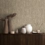 Moderne Vliestapete in Beige-Grau von A.S. Creation mit strukturierter Oberfläche an der Wand.