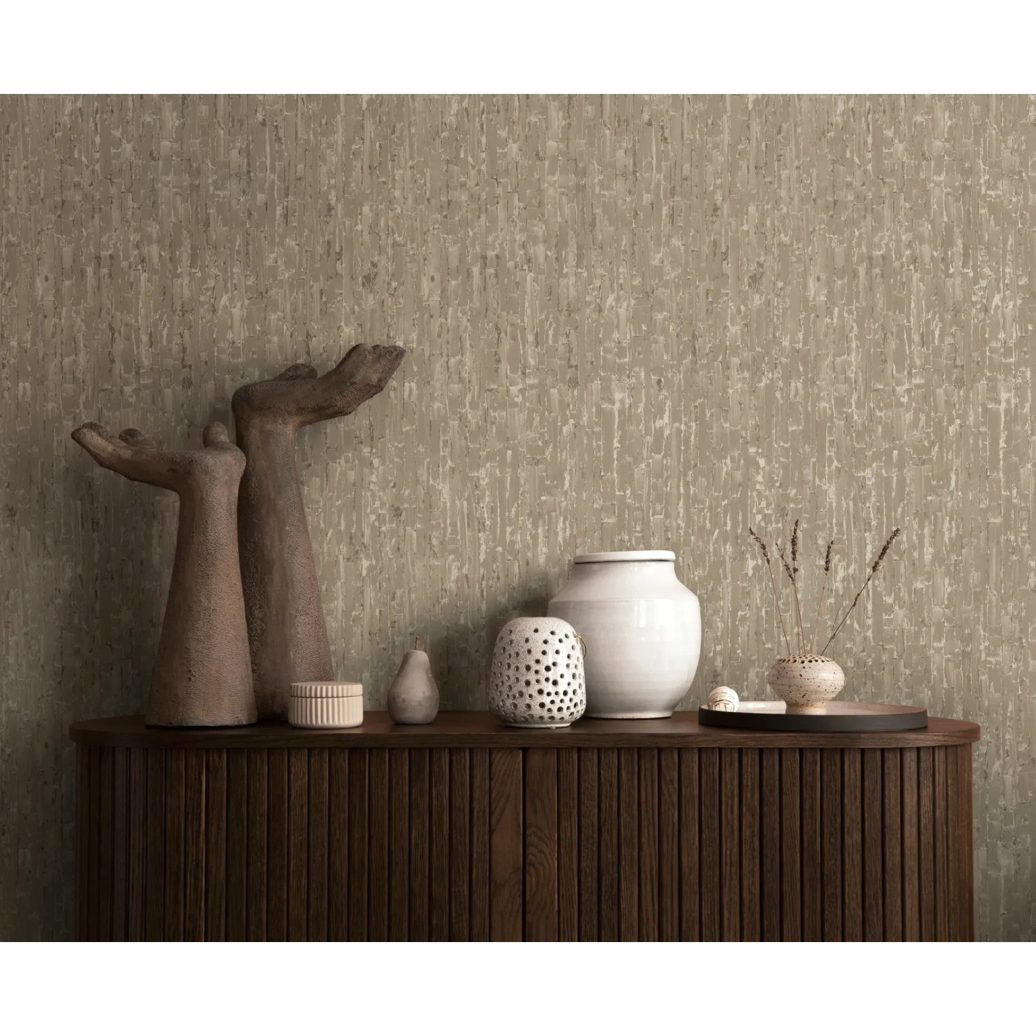Moderne Vliestapete in Beige-Grau von A.S. Creation mit strukturierter Oberfläche an der Wand.