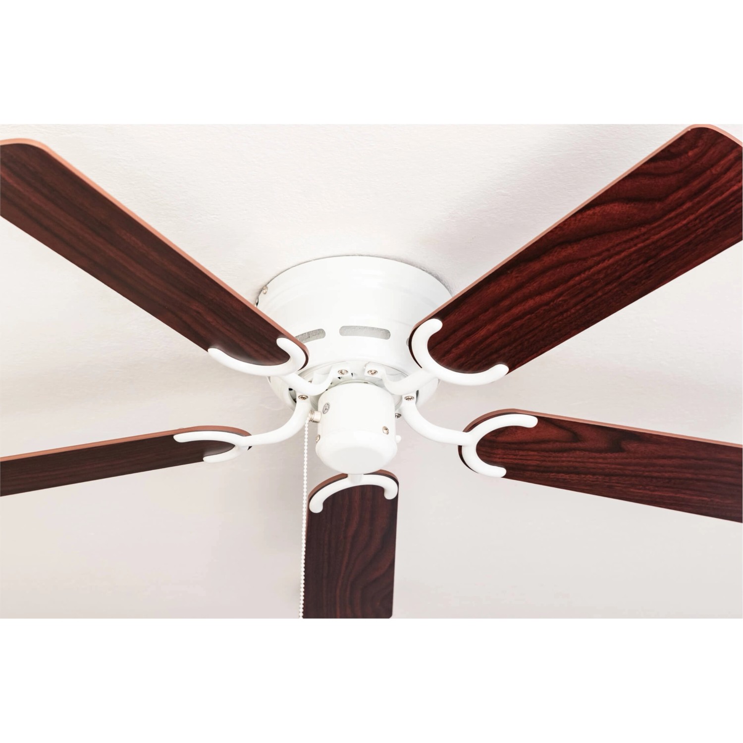 Extra flacher, weißer Deckenventilator mit Flügeln in Rosenholz- und Walnuss-Optik.