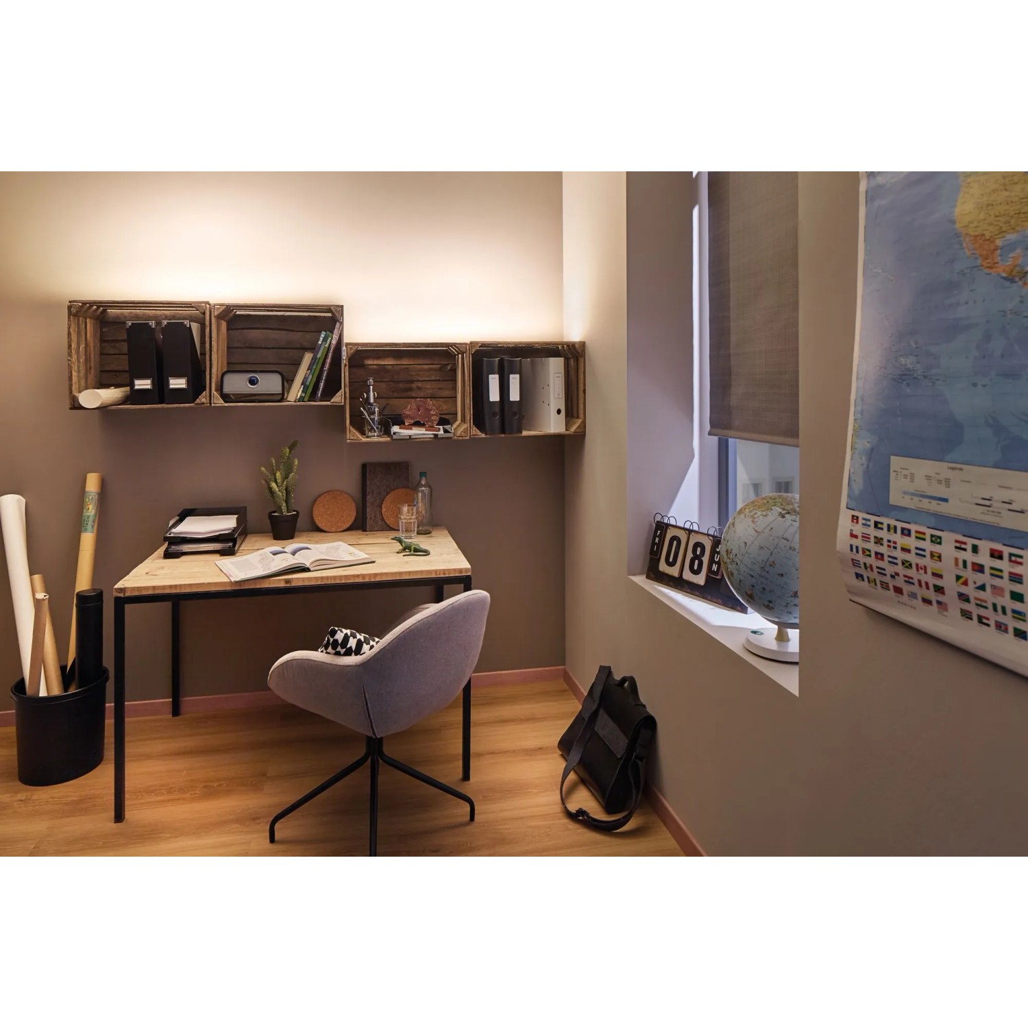 SimpLED Power LED-Streifen Set, 5m, neutralweiß, mit Dimmfunktion, im Arbeitszimmer unter Regalen.