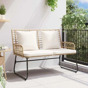 Braune Poly-Rattan Gartenbank mit cremefarbenen Kissen auf Balkon. 2-Sitzer Stahlbank für Outdoor-Möbel.