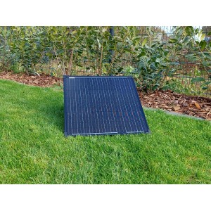 Technaxx Solar-Ladeset TX-214 (50W) auf Rasen. Camping Solarpanel zum Aufladen von Batterien.