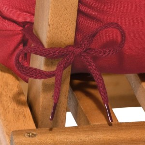 Rote Befestigungsschnüre der Beautissu Flair HL Hochlehner-Auflage an einem Holzstuhl fixiert.