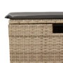 Detailaufnahme: Beige Poly Rattan Gartenmöbel mit Staufach und grauem Kissen.