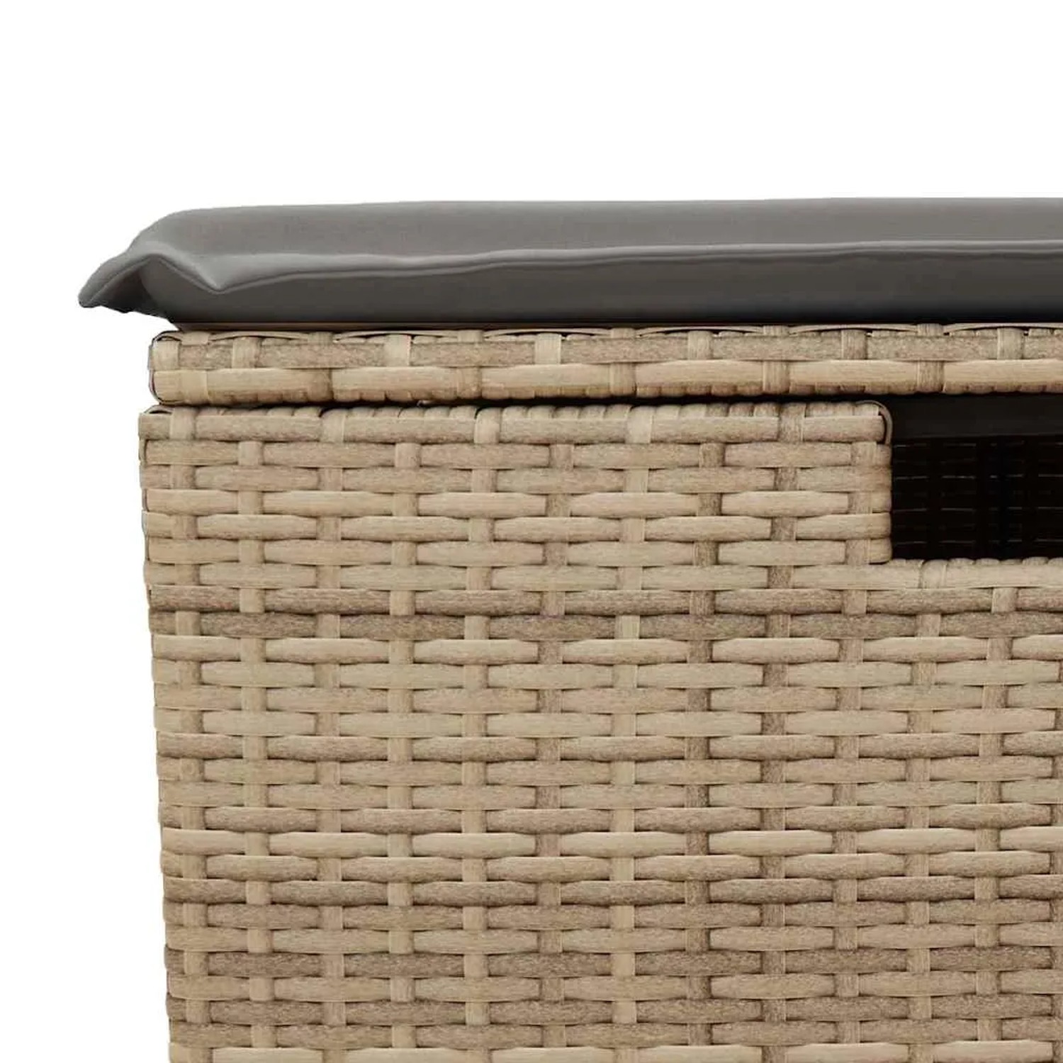 Detailaufnahme: Beige Poly Rattan Gartenmöbel mit Staufach und grauem Kissen.