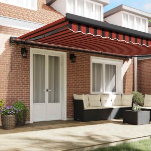 vidaXL Markise, rot/schwarz, 500x300cm, einziehbar, montiert an Hauswand über Terrasse mit Sitzgruppe.