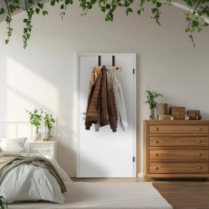 Relaxdays Türgarderobe aus Bambus und Stahl mit 4 Haken an weißer Tür im Schlafzimmer.