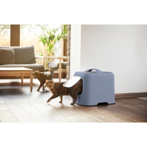 Rotho Katzentoilette Biala in Blau mit Katze beim Verlassen des Katzenklos.