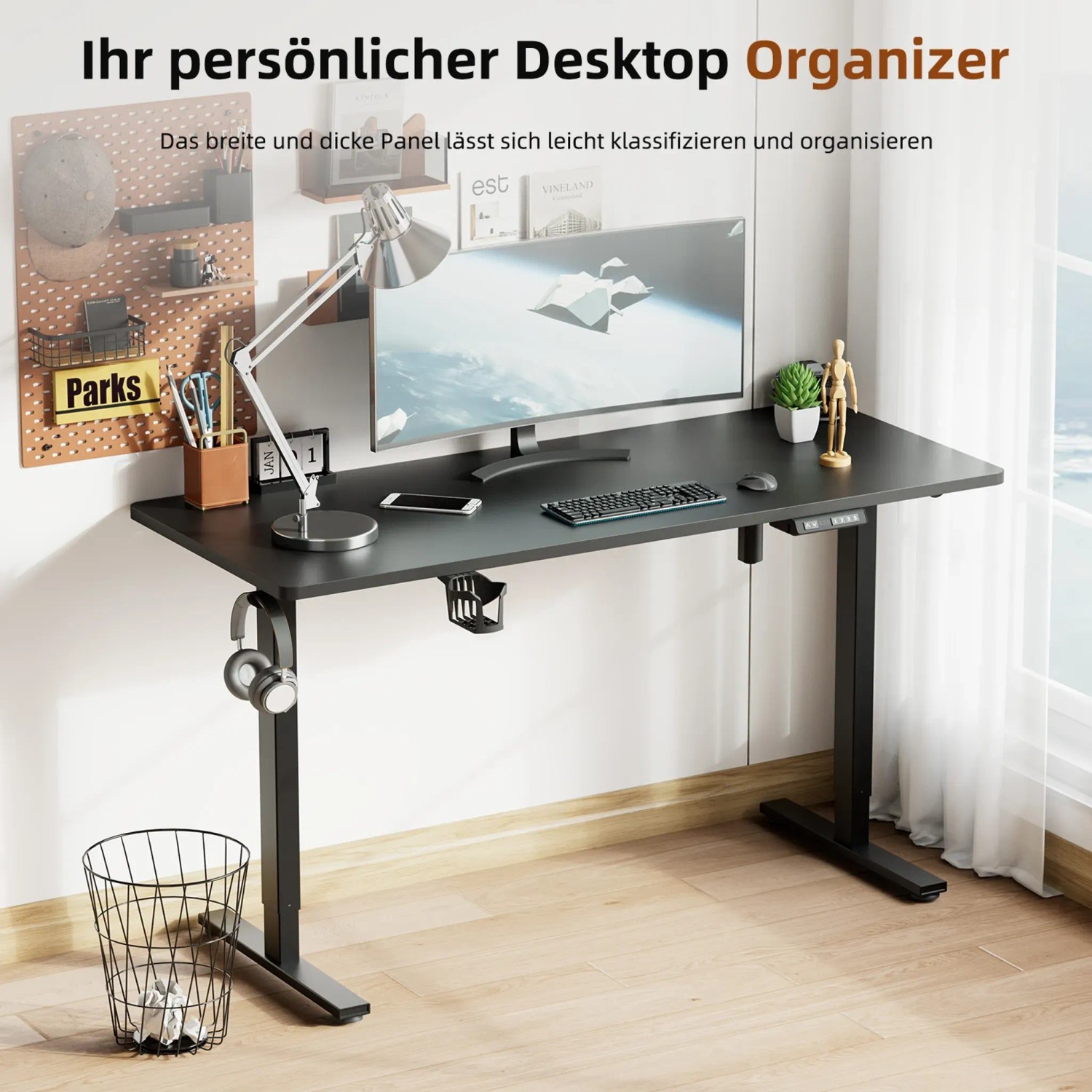 Schwarzer, höhenverstellbarer HOMAVO Schreibtisch 120x60cm mit Zubehör im Raum.