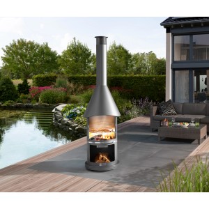 Buschbeck Grillkamin Auckland Edelstahl hellgrau mit Feuerstelle und Holzlagerung im Garten.