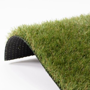 Naturgetreuer Kunstrasen Colorado mit weichen, grünen Halmen und Drainagefunktion für Garten, Terrasse, Balkon.