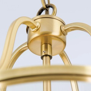 Detailaufnahme der bronzefarbenen Orion Hängeleuchte im Laternen-Design.