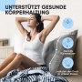 Björn&Schiller Rückenkissen Grau 70cm: Frau entspannt mit dem Kissen, das Nacken und Rücken stützt.