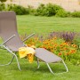 Merxx Wellnessliege XXL in Taupe mit Textilbespannung und Stahlgestell im Garten.