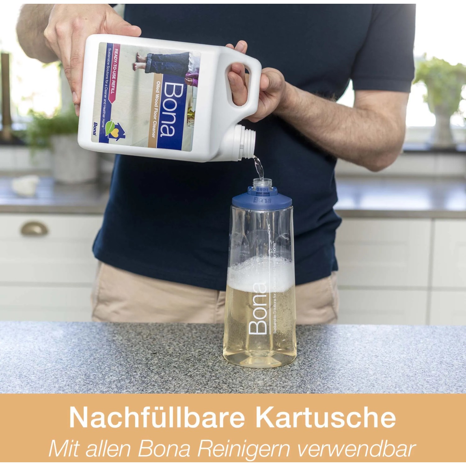 Bona Spray Mop: Nachfüllen der Kartusche mit Reiniger für geölte Holzböden.