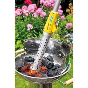 Gloria Thermoflamm Bio Electro Unkrautbrenner beim Anzünden von Grillkohle.