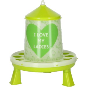 Grüner Kerbl Futterautomat für Geflügel, 2,4l mit Füßen und "I love my Ladies" Motiv.