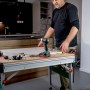 Metabo Multifunktionstisch MWB 100 mit Bohrmaschine und Werkstücken.