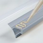 Graues Paulmann Corner Profil (2 m) für LED-Streifen wird mit Kleber befestigt.