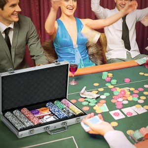 Offener SPORTNOW Pokerkoffer aus Alu mit Chips, Karten und Mitspielern am Tisch.