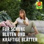 Frau mit Compo Blumendünger im Garten, für schöne Blüten und kräftige Blätter.