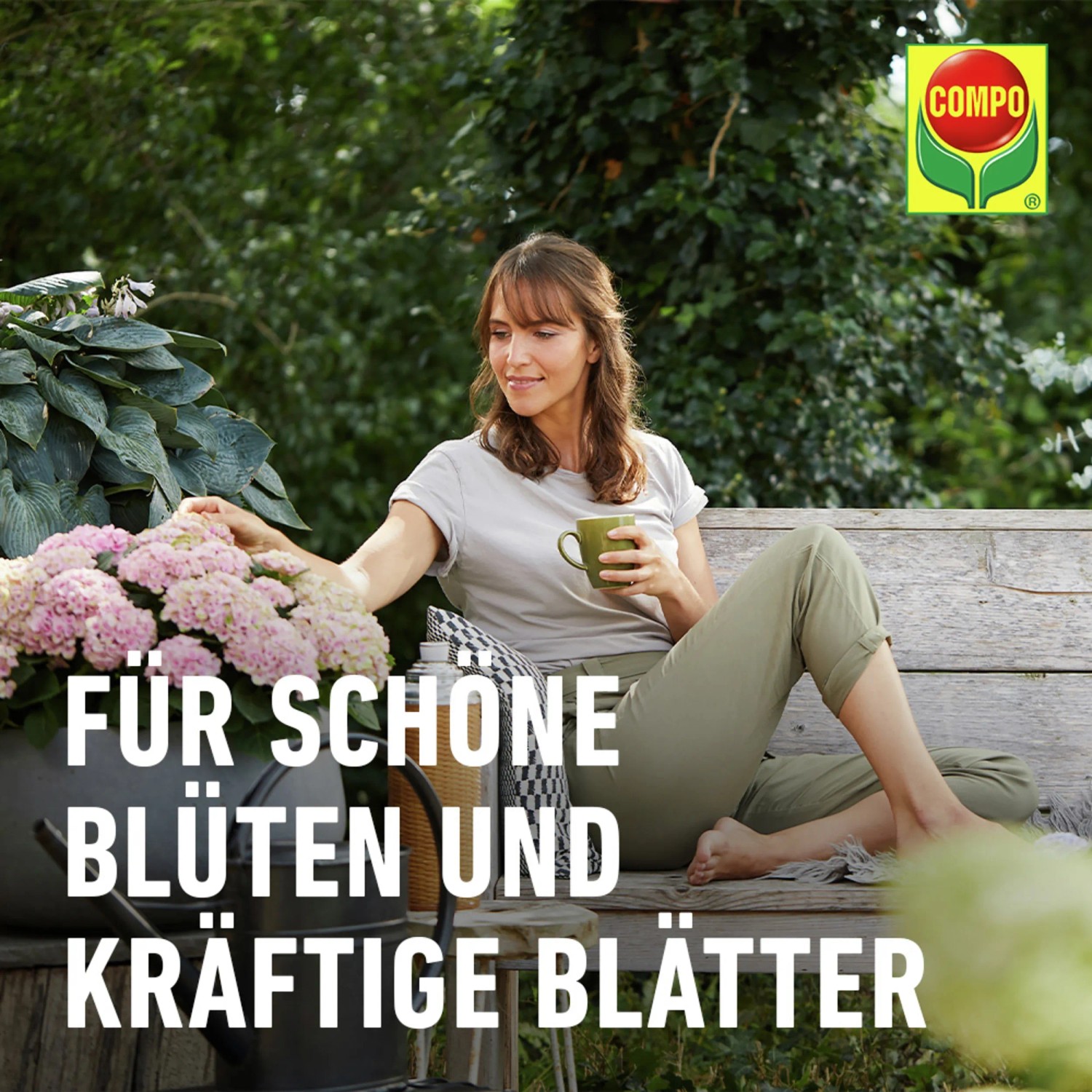 Frau mit Compo Blumendünger im Garten, für schöne Blüten und kräftige Blätter.