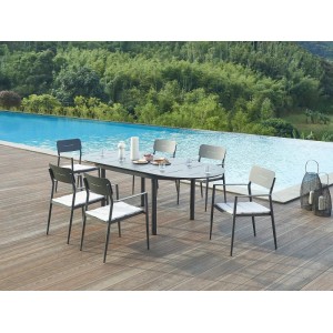 Anthrazitgraue Vente-unique Gartenessgruppe Lottys aus Aluminium mit ausziehbarem Tisch und 6 Sesseln am Pool.