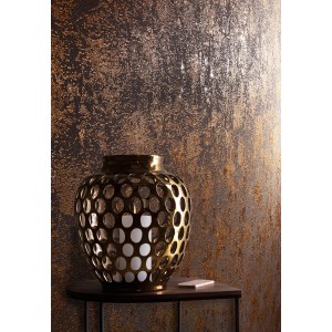 Marburg Vliestapete Avalon Struktur Kupfer mit goldener Vase auf Tisch.