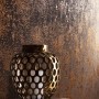 Marburg Vliestapete Avalon Struktur Kupfer mit goldener Vase auf Tisch.