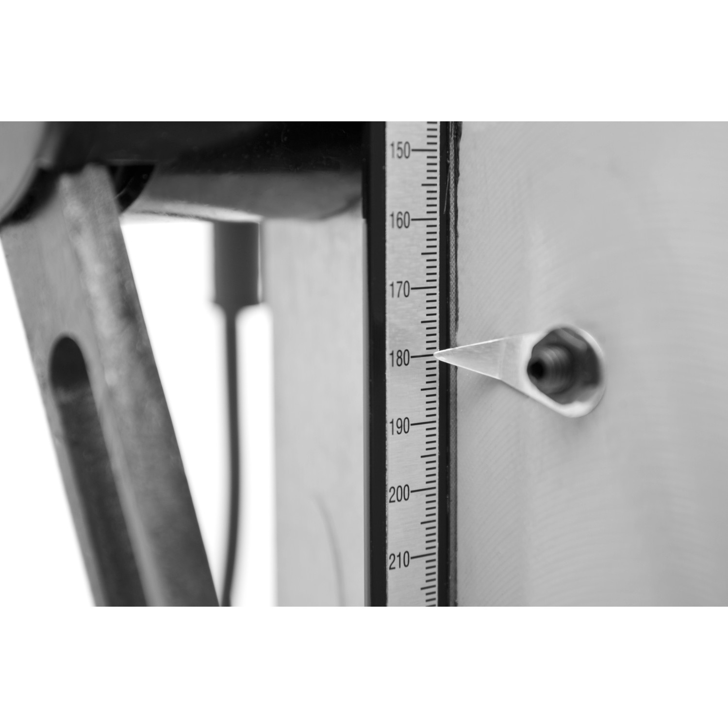 Detailaufnahme der Messskala an der Holzmann Metall-Fräsmaschine BF16V.