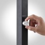 Detailaufnahme: Hand bedient Dimmer der schwarzen Arcchio LED Bürostehleuchte Logan.