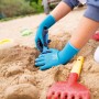 Kind mit blauen Gartenhandschuhen im Sandkasten. Naturlatex-Teilbeschichtung, Größe 4.