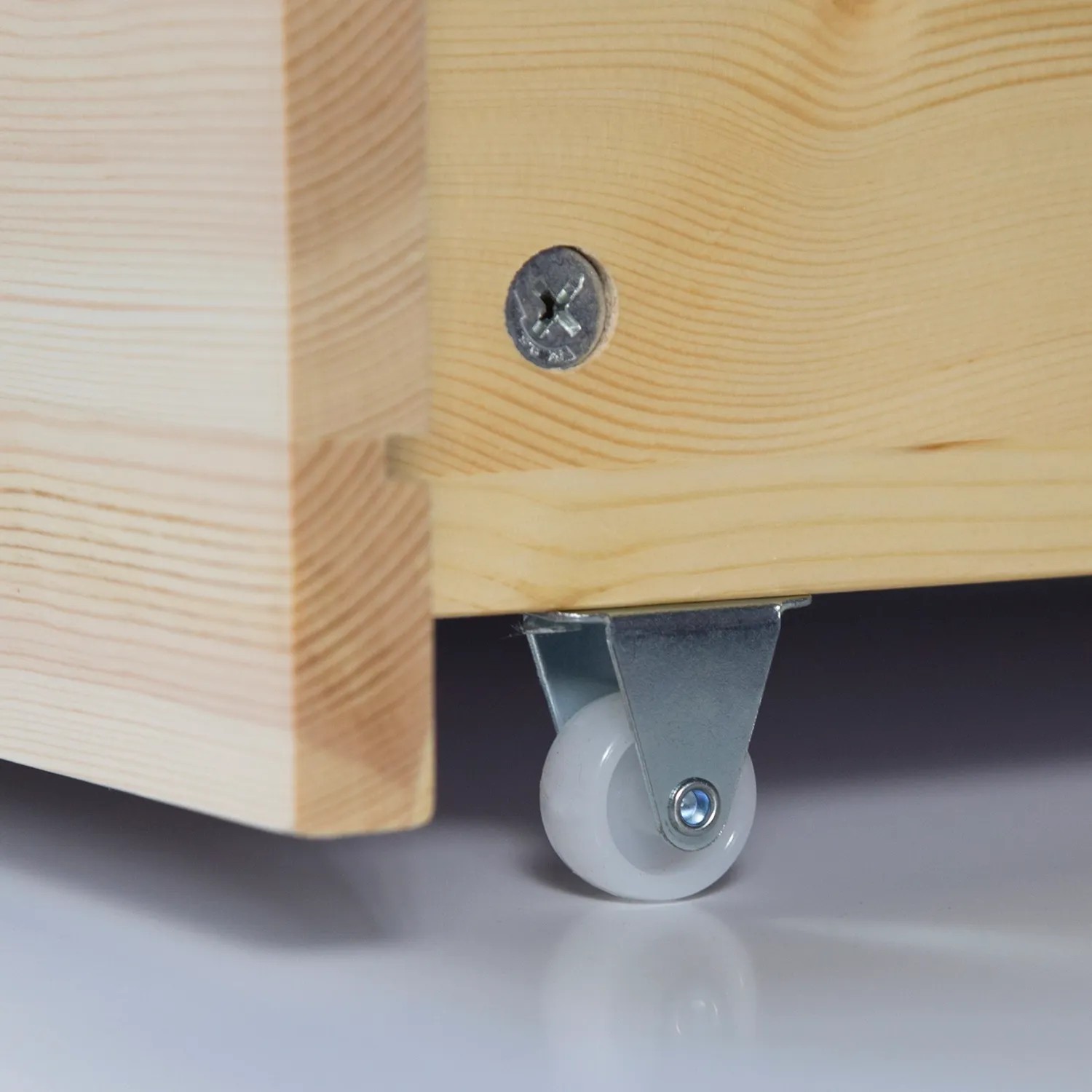 Detailaufnahme: Rolle am braunen Homestyle4u Bettkasten aus Kiefernholz.