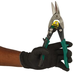 Stanley Fatmax Blechschere (rechts) in Grün, 250 mm, gehalten von einer Hand mit Handschuh.