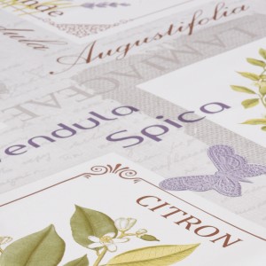 Venilia Tischschoner Parfum Du Sud, Meterware mit floralem Muster und Schriftzügen.