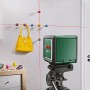Bosch Quigo Plus Kreuzlinienlaser mit Stativ im Einsatz: Ausrichten von Deko mit Laserlinien.