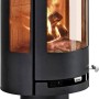 Aduro 9.3 Kaminofen, Stahl schwarz, 6 kW, mit Feuer im Brennraum.