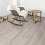 Kaindl Laminat Poseidon Bali Oak, wasserfest, 7mm. Wohnraum mit hellem Laminatboden in Holzoptik.