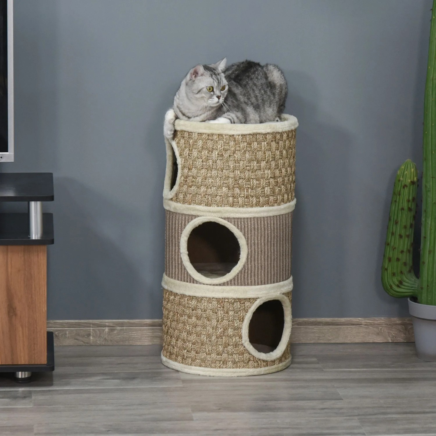 PawHut Katzenbaum mit 3 Ebenen, Sisal-Kratzmatte und Höhlen. Eine Katze sitzt oben auf dem beigen Kratzbaum.