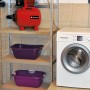 Einhell Hauswasserwerk GC-WW 6839 auf Regal, neben Waschmaschine. Rote Pumpe mit Stahlkessel.