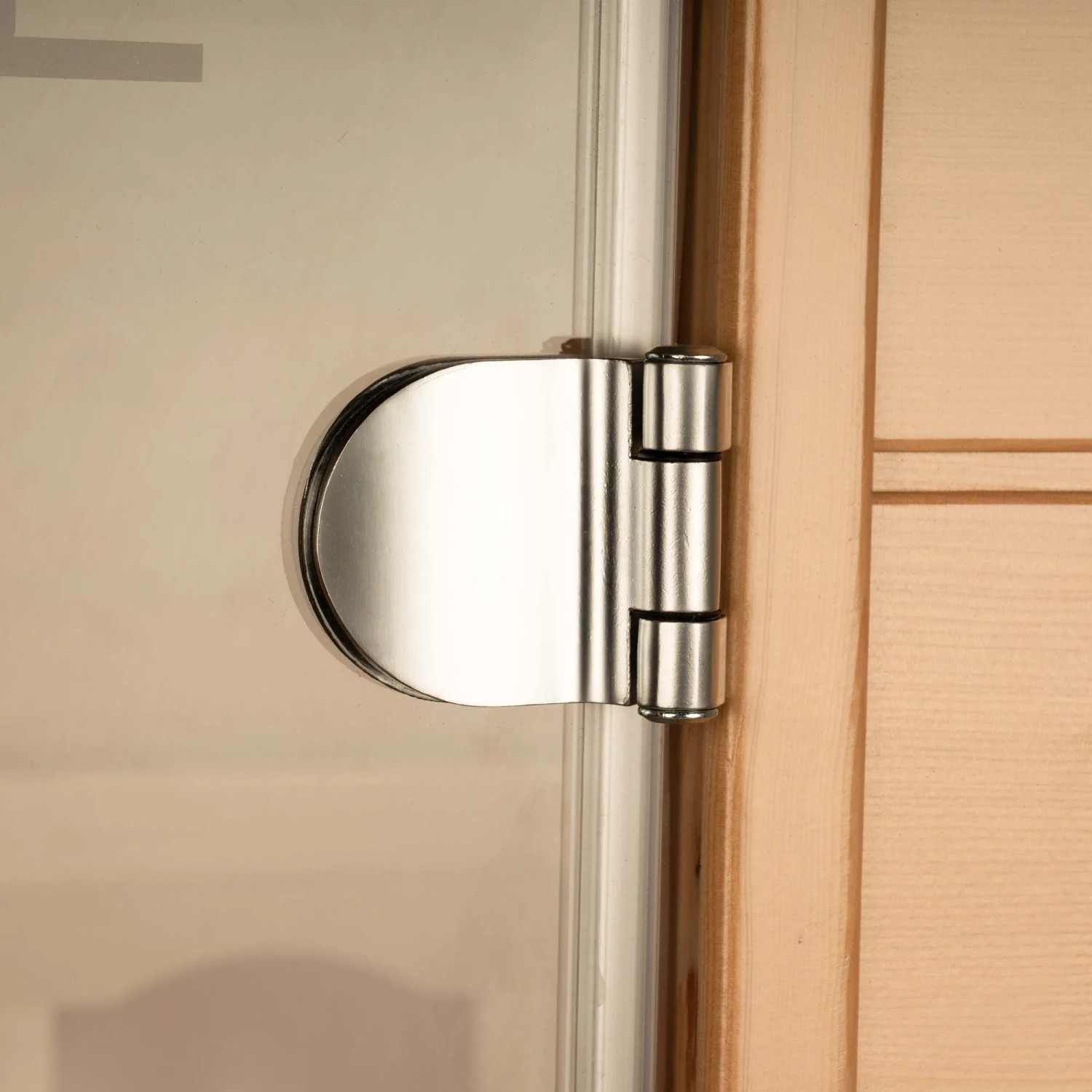 Detailaufnahme: Türscharnier der Redsun Deluxe Infrarotkabine aus Tannenholz.