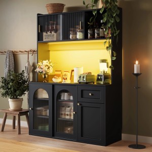 Schwarzer Vitrinenschrank mit gelber LED-Beleuchtung. Moderner Buffetschrank für Esszimmer mit Glas-Schiebetüren, Schublade & Tür.