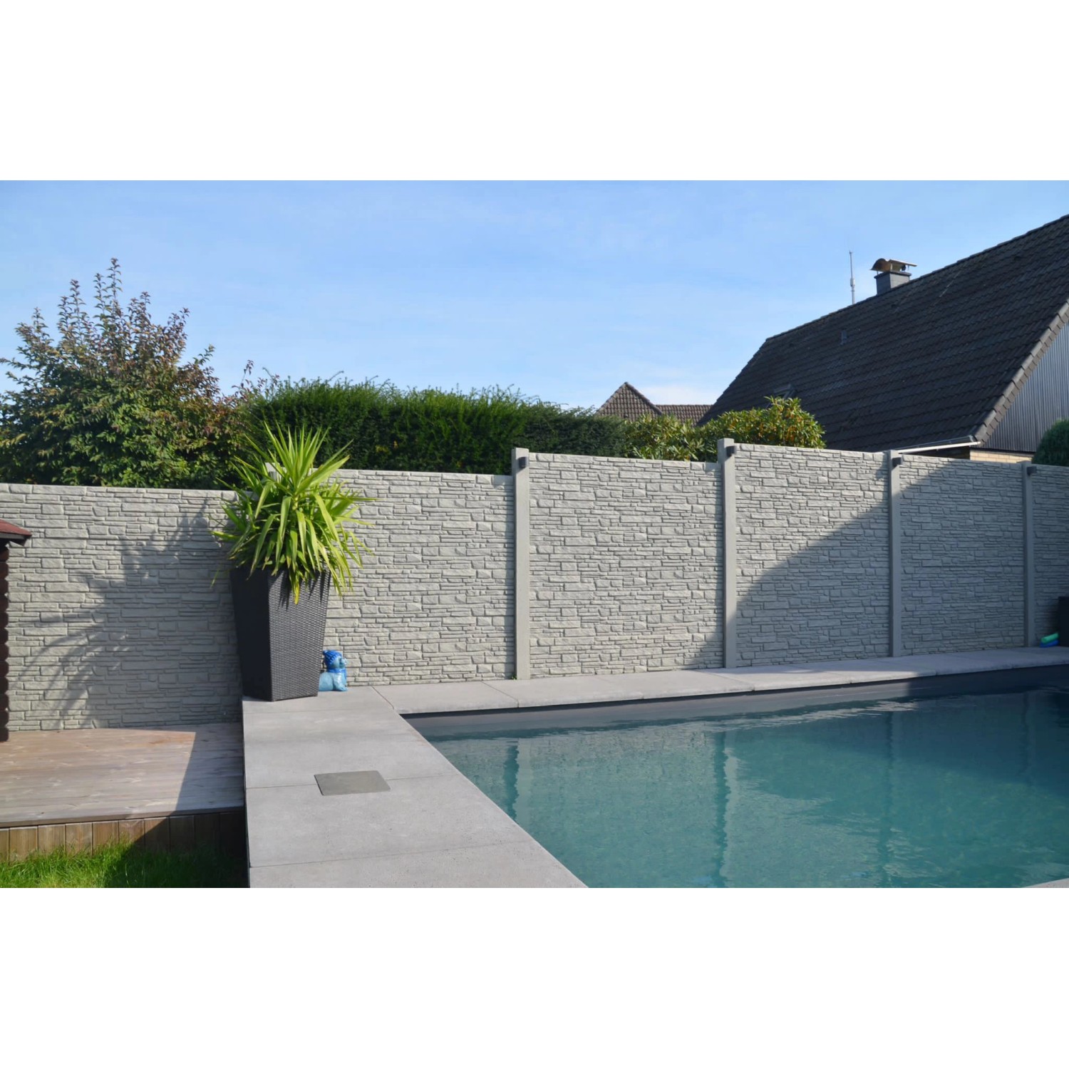 Betonzaun in Steingrau gestrichen mit Beckers Acrylfarbe (5 l). Sichtschutzzaun mit Steineffekt.