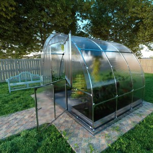Klasika Gewächshaus mit Polycarbonat, 6m², im Garten mit geöffneter Tür.