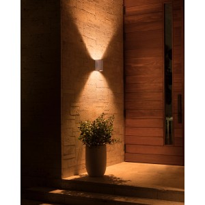 Silberne Philips Hue Resonate LED-Außenwandleuchte an einer Hauswand mit warmem Licht.